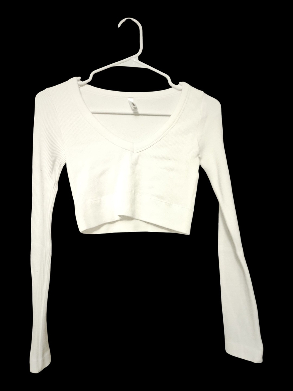 Zenana Outfitters White V-Neck Ribbed Long-Sleeve Crop